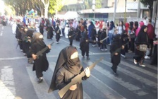 Bị chỉ trích vì cho học sinh ăn mặc kiểu IS