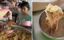 Cho học sinh ăn trưa mì sợi, hiệu trưởng mất việc