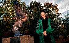 Cô gái xinh đẹp lấy bằng tiến sĩ ở tuổi 19