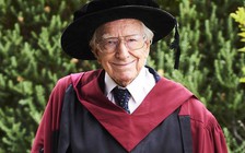 Cụ ông lấy bằng tiến sĩ ở tuổi 94