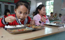 Buộc cấp quản lý ăn cùng học sinh ở căn tin để đảm bảo an toàn thực phẩm