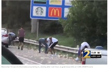 175.000 USD rơi ra từ xe chở tiền, dân Mỹ thản nhiên nhặt bỏ túi