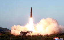 Ông Trump vẫn 'quan hệ tốt' với Chủ tịch Kim Jong-un, xác nhận Triều Tiên chỉ thử 'tên lửa tầm ngắn'