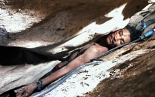 Được giải cứu sau 4 ngày mắc kẹt giữa hai tảng đá