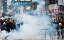 Cảnh sát đụng độ với người biểu tình tại Hồng Kông