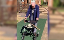 Cụ ông 99 tuổi đi bộ gây quỹ 1,9 triệu USD chống Covid-19