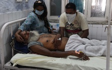 Hơn 60 người ở Ấn Độ chết vì uống rượu lậu độc hại