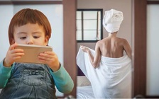 Chơi với điện thoại, bé gái 2 tuổi 'gửi nhầm' ảnh khỏa thân của mẹ cho nhiều người