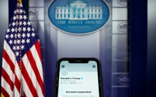 Sau 2 dòng tweet mới, Tổng thống Trump bị khóa tài khoản Twitter vĩnh viễn