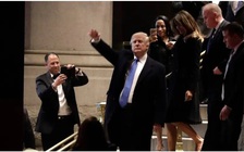 'Chết trong lòng': nhân viên khách sạn Trump kể chuyện giả vờ ủng hộ ông Trump