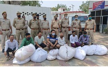 Nhóm người trộm quần áo từ lò thiêu, nghĩa địa Ấn Độ bị bắt