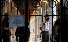 Linh mục tạt a xít vào 7 giám mục ở Hy Lạp