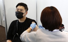 Sốt kéo dài sau khi tiêm vắc xin có thể là triệu chứng mắc Covid-19