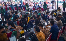 Số ca Covid-19 cộng đồng ở Trung Quốc tăng cao, báo động số người chết ở Indonesia