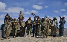 Taliban chiếm lại 3 huyện, thảo luận với Mỹ về việc kiểm soát sân bay Kabul