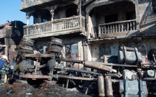 Tránh xe máy, xe bồn chở xăng lật phát nổ ở Haiti, 60 người chết