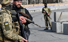 Chiến sự ngày thứ 33: Ukraine chiếm lại thị trấn, Nga tái tập hợp lực lượng?