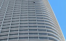 'Người nhện' tay không leo lên tòa tháp cao 326m để phản đối phá thai