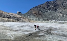 Sông băng tan chảy ở Thụy Sĩ để lộ bí mật: xác người và máy bay