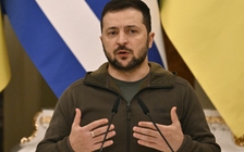 Tổng thống Zelensky ra tuyên bố cứng rắn, xe tăng Ukraine tiến vào thị trấn miền nam