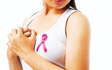 Bé gái tuổi dậy thì lo lắng trước những thay đổi ở ngực