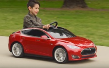 Tesla sản xuất ô tô điện cho trẻ em, chạy như thật giá 499 USD