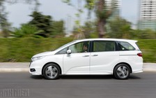 Chốt giá 1,99 tỉ đồng, Honda Odyssey cạnh tranh Kia Sedona thế nào?