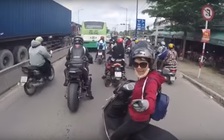 ‘Biker’ phóng nhanh nẹt pô bị cô gái mắng không có não