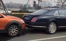 Chủ xế cỏ ‘méo mặt’ vì đâm xe siêu sang Bentley biển ngũ quý