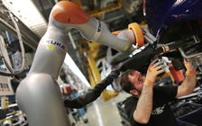 Công nhân lắp ráp xe sẽ không phải lo lắng mất việc vì robot