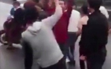 Nhóm thanh niên nhảy nhót, chặn đầu xe trên QL1A