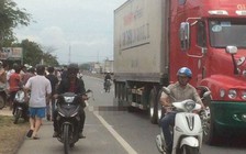 Ngã vào bánh sau xe container, học sinh lớp 6 tử vong