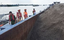 Bắt giữ 5 sà lan khai thác cát trái phép