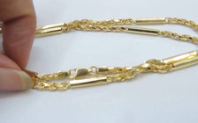 Tin thất thiệt: Vào tận trường tiểu học giật dây chuyền (?!)