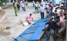 Cổng trường sập đổ đè chết 1 học sinh