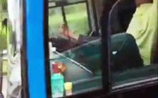 Phạt 7,5 triệu đồng và tước GPLX 3 tháng tài xế lái xe bằng chân