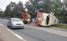 Xe khách Thành Bưởi lật nghiêng, người dân đập cửa kiếng cứu hành khách