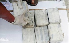 Bắt 2 nghi phạm, thu 2 bánh heroin và 20 kg ma túy tổng hợp