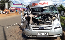 Xe khách tông đuôi xe tải, 2 phụ nữ mắc kẹt trong cabin