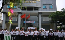 Cổng Viện KSND TP.HCM 'náo loạn' sau khi VKS thay đổi quan điểm vụ Vinasun - Grab