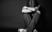 Mượn tiền không trả, bé gái 15 tuổi bị 'chủ nợ' đưa vào nhà nghỉ cưỡng hiếp