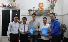 T.Ư Hội LHTN Việt Nam tặng quà cho “hiệp sĩ đường phố“