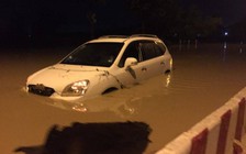 Mưa lớn ở Bình Dương, xe khách kẹt cứng giữa dòng nước lũ