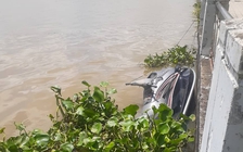 Tông vào sà lan trên sông Sài Gòn, hai người đi mô tô nước tử vong