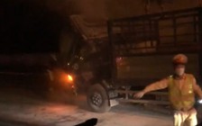 Xe tải đang chạy bốc cháy trên đường cao tốc TP.HCM - Trung Lương