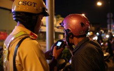 CSGT đo nồng độ cồn dân nhậu mọi lúc, mọi nơi ở Sài Gòn