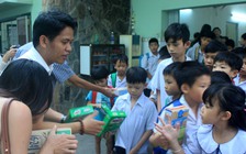 Đoàn bộ phận Báo Thanh Niên tặng quà cho học sinh trường phổ cập