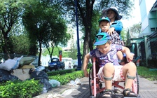 Vợ chồng bán vé số khắp Sài Gòn ước mơ 2 con bại não được đi học