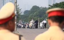 Xuống xe dắt bộ 'né' CSGT, có bị kiểm tra giấy tờ và phạt hay không?