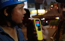 Cuối năm uống 2 chai bia, chào bạn nhậu về trước vẫn bị CSGT giam xe